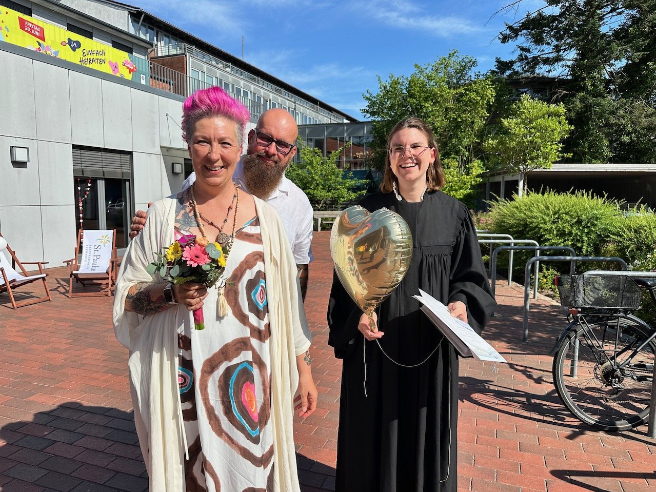 Petra und Torsten Bessert aus Jesteburg mit Pastorin Caroline Hoppe vor dem Gemeindehaus in Buchholz. Foto: C.Wöhling